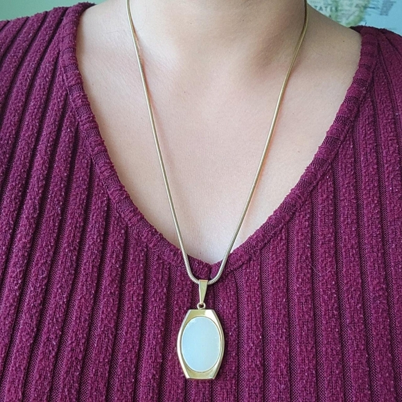 Vintage Gold Mother of Pearl Necklace - Picture 6 of 8